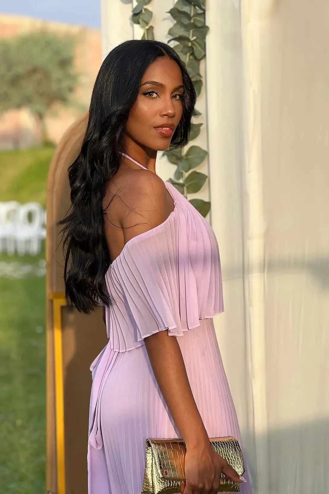 Vestido azul de Celina para un evento elegante
