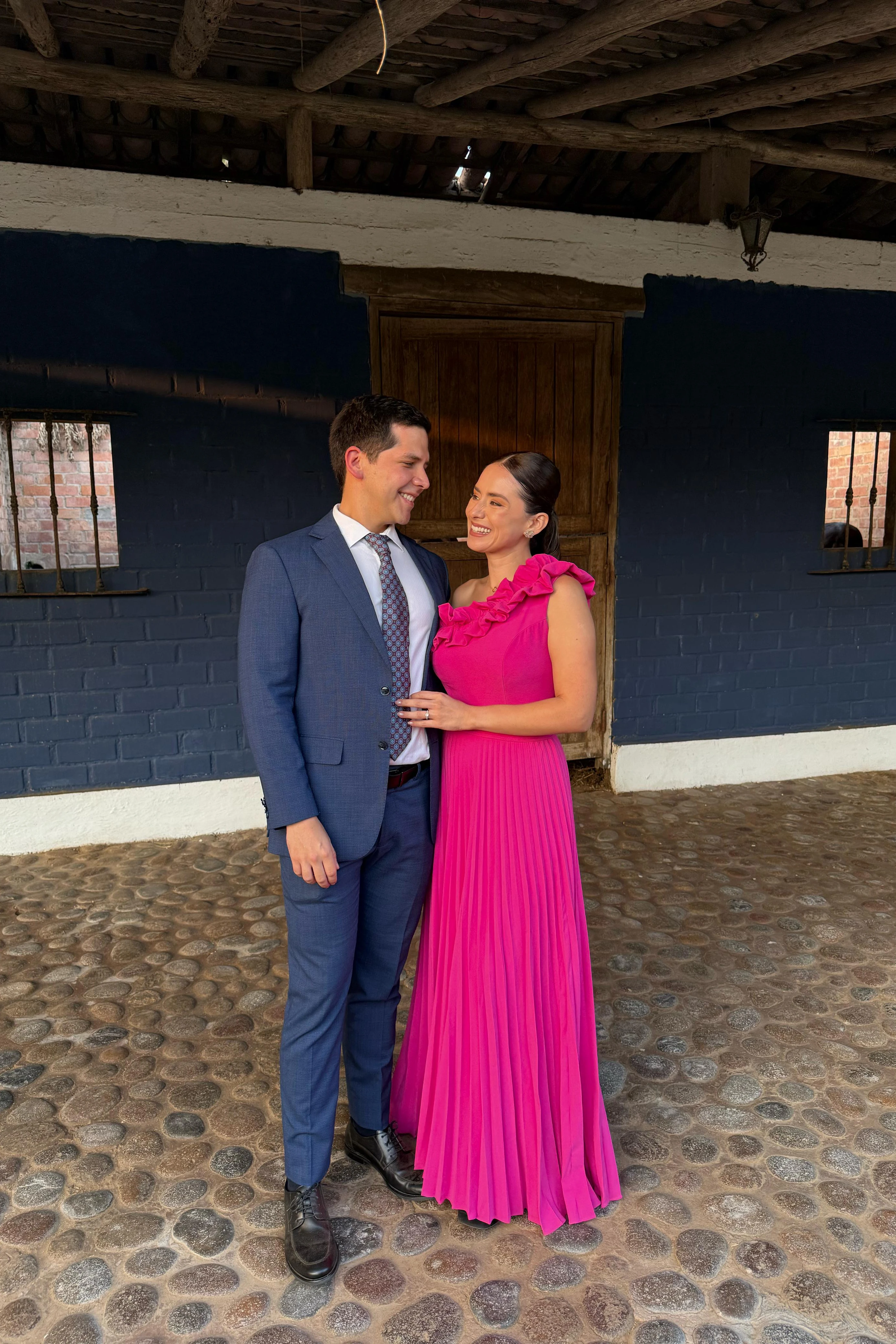 Vestido verde de Celina para celebración al aire libre